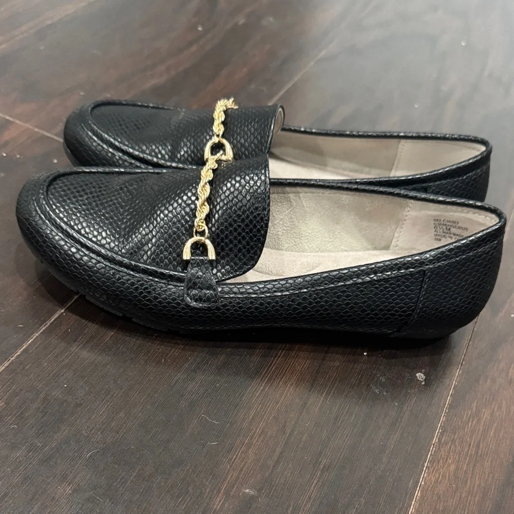 Cliffs by WHITE MOUNTAIN Black Loafers with Gold Chain | Good Used Condition